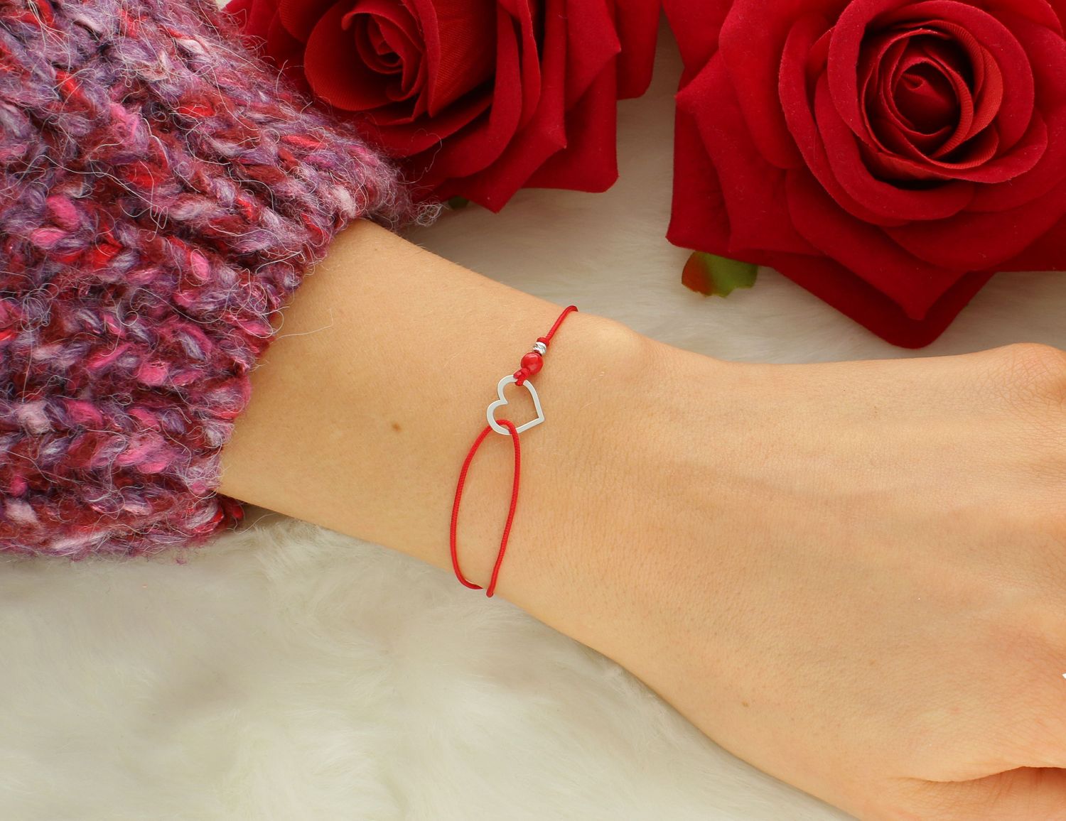 Bransoletka damska na sznureczku serduszko pr 925, BS3172v301 Bransoletka serca z kuleczkami grawerowanymi. Bransoletka wykonana ze sznureczka w czerwonym kolorze wykonana ze srebra próby 925. Idealny pomysł 1.jpg