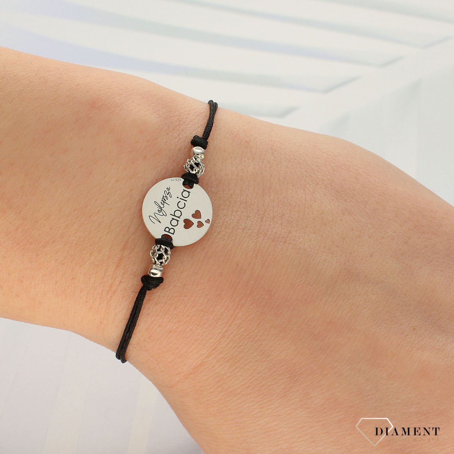 Bransoletka na czarnym sznureczku. Srebrna zawieszka z napisem Najlepsza Babcia BS3193V3 (1).jpg