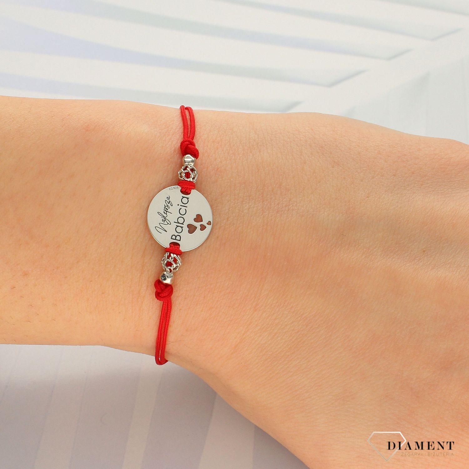 Bransoletka na czerwonym sznureczku. Srebrny napis Najlepsza Babcia BS3193V4 (1).jpg