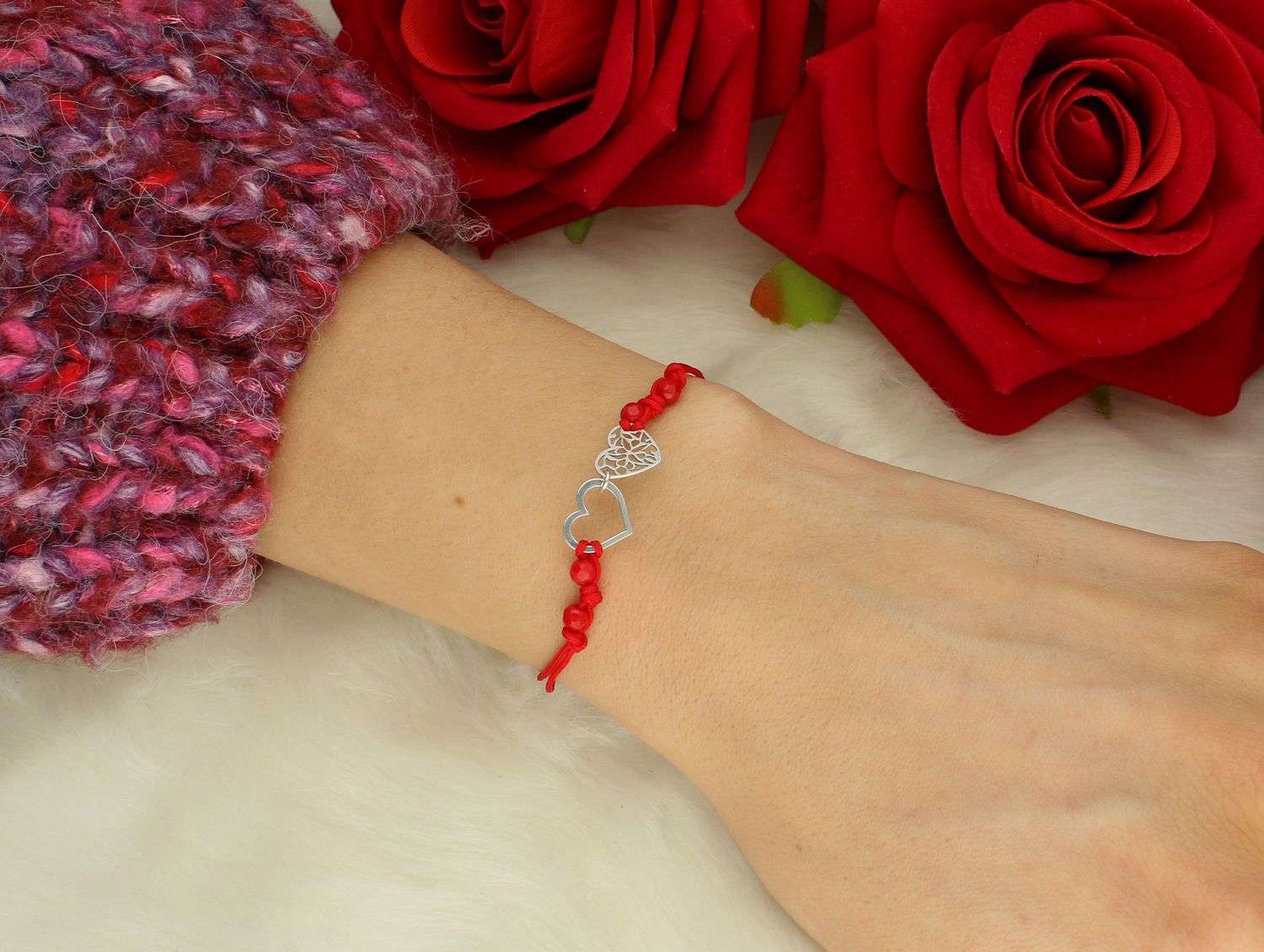 Bransoletka damska na sznureczku dwa serca pr 925, BS3227v52 Bransoletka dwa serca z kuleczkami grawerowanymi. Bransoletka wykonana ze sznureczka w czerwonym kolorze wykonana ze srebra próby 925. Idealny pomysł na 1.jpg
