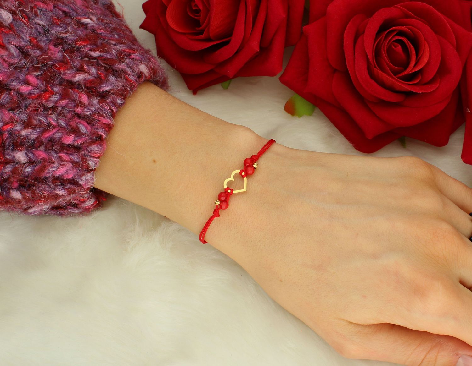 Bransoletka damska na sznureczku serce z kuleczkami pr 925, BS3232v50 Bransoletka serce z kuleczkami grawerowanymi pozłacana. Bransoletka wykonana ze sznureczka w czerwonym kolorze i kuleczkami wykonanymi ze srebra1.jpg