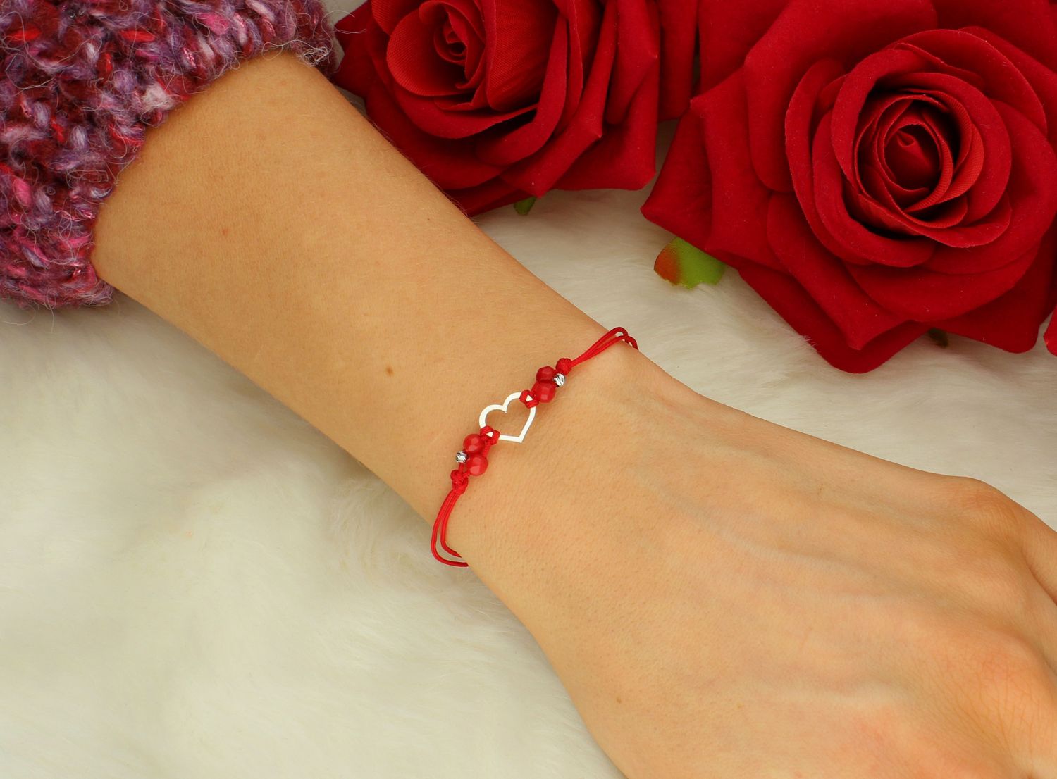 Bransoletka damska na sznureczku serce pr 925, BS3232v51 Bransoletka srebrna z serduszkiem wykonana ze sznureczka w czerwonym kolorze i grawerowanymi kuleczkami wykonane ze srebra próby 925.1.jpg