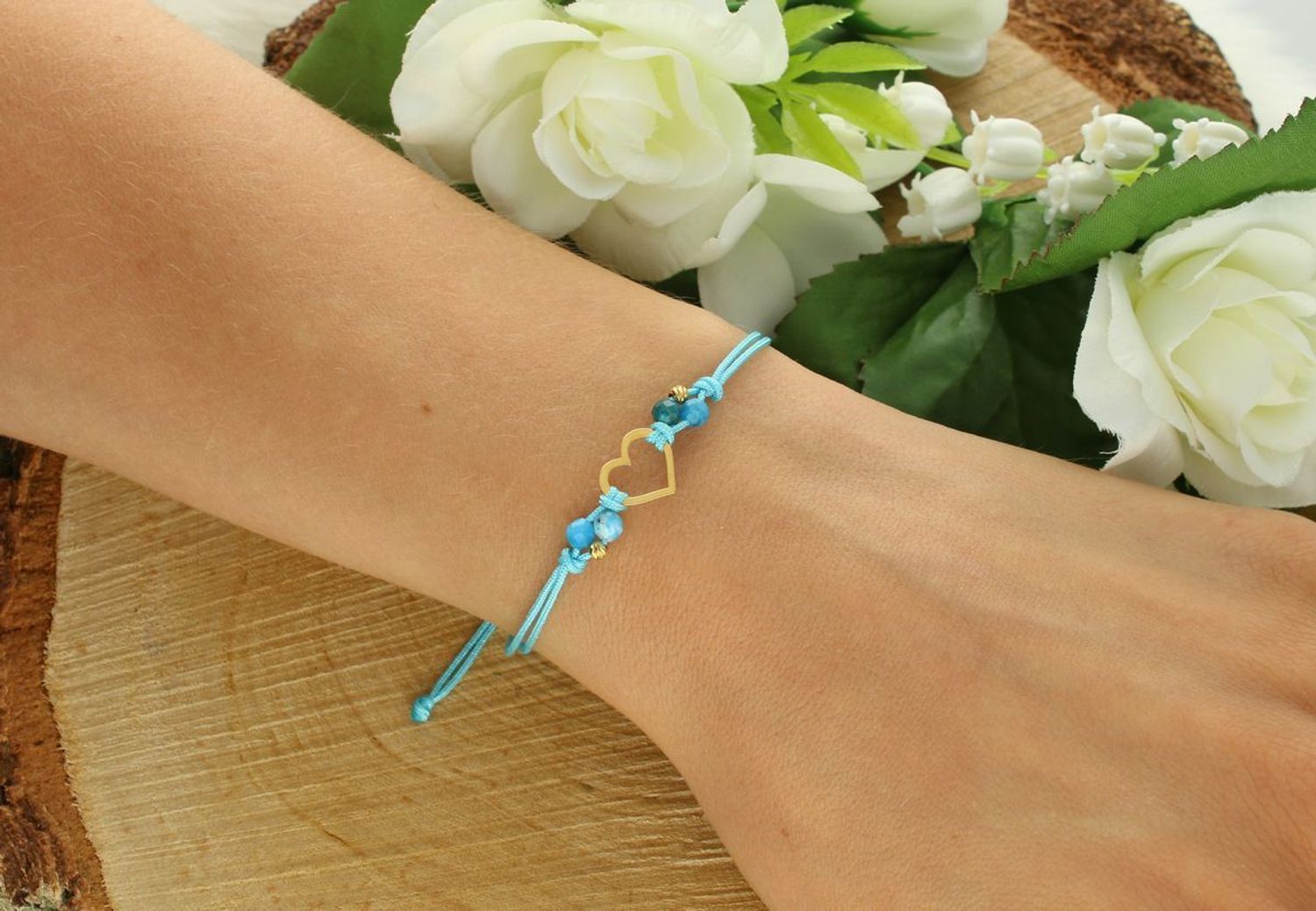 Bransoletka damska srebrna pozłacana próby 925 na niebieskim sznurku, zdobiona serduszkiem i kamieniami apatytu. Regulowane zapięcie, waga 0,80 g. Delikatna i stylowa.1.jpg