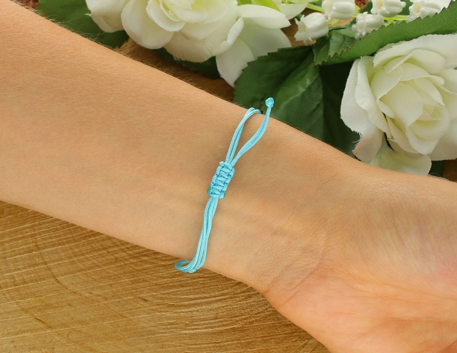 Bransoletka damska srebrna pozłacana próby 925 na niebieskim sznurku, zdobiona serduszkiem i kamieniami apatytu. Regulowane zapięcie, waga 0,80 g. Delikatna i stylowa.1.jpg