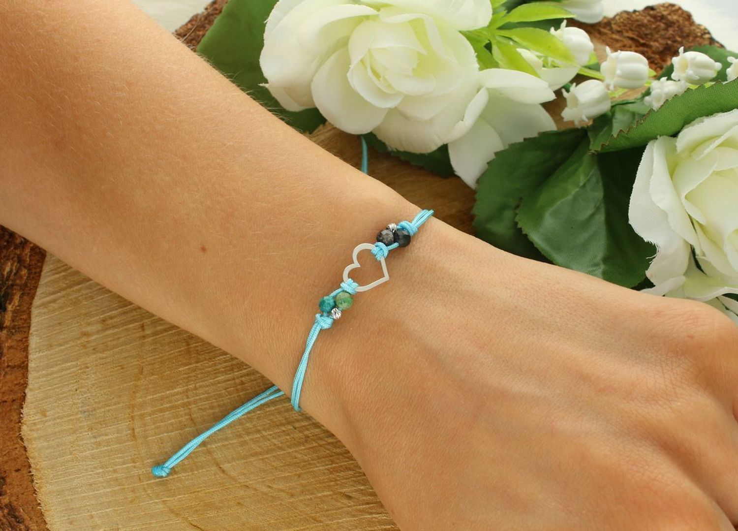 Bransoletka srebrna próby 925 na niebieskim sznureczku, zdobiona serduszkiem i kamieniami chryzokola. Regulowane zapięcie. Symboliczna i lekka biżuteria na co dzień.1.jpg