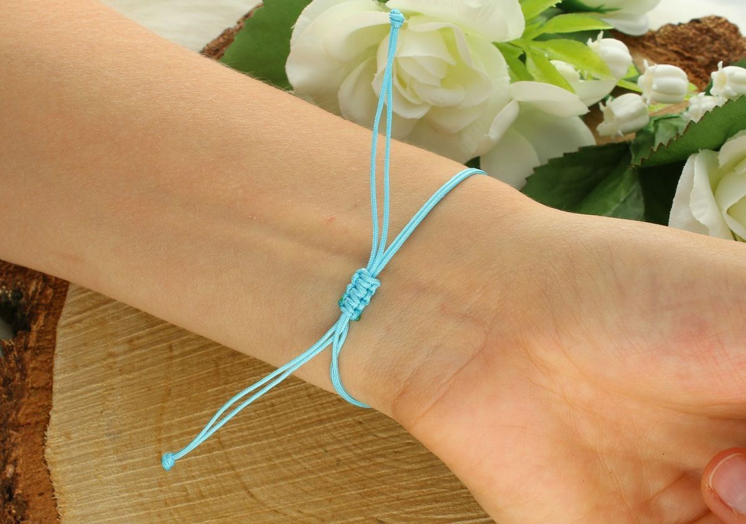 Bransoletka srebrna próby 925 na niebieskim sznureczku, zdobiona serduszkiem i kamieniami chryzokola. Regulowane zapięcie. Symboliczna i lekka biżuteria na co dzień.1.jpg