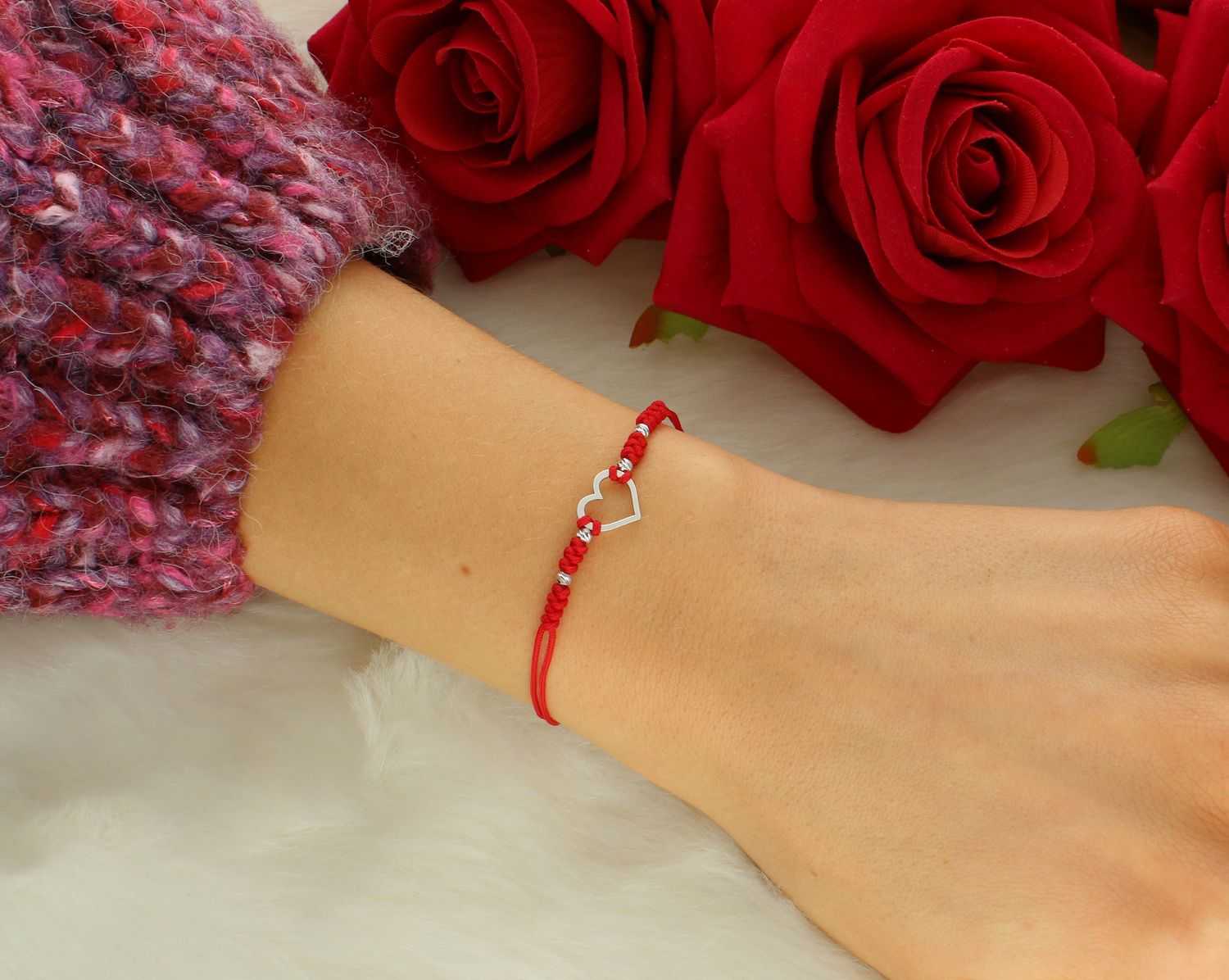 Bransoletka damska na sznureczku serduszko z kuleczkami pr 925, BS3245v10 Bransoletka serce z kuleczkami grawerowanymi srebrna. Bransoletka wykonana ze sznureczka w czerwonym kolorze i kuleczkami wykonanymi ze 1.jpg