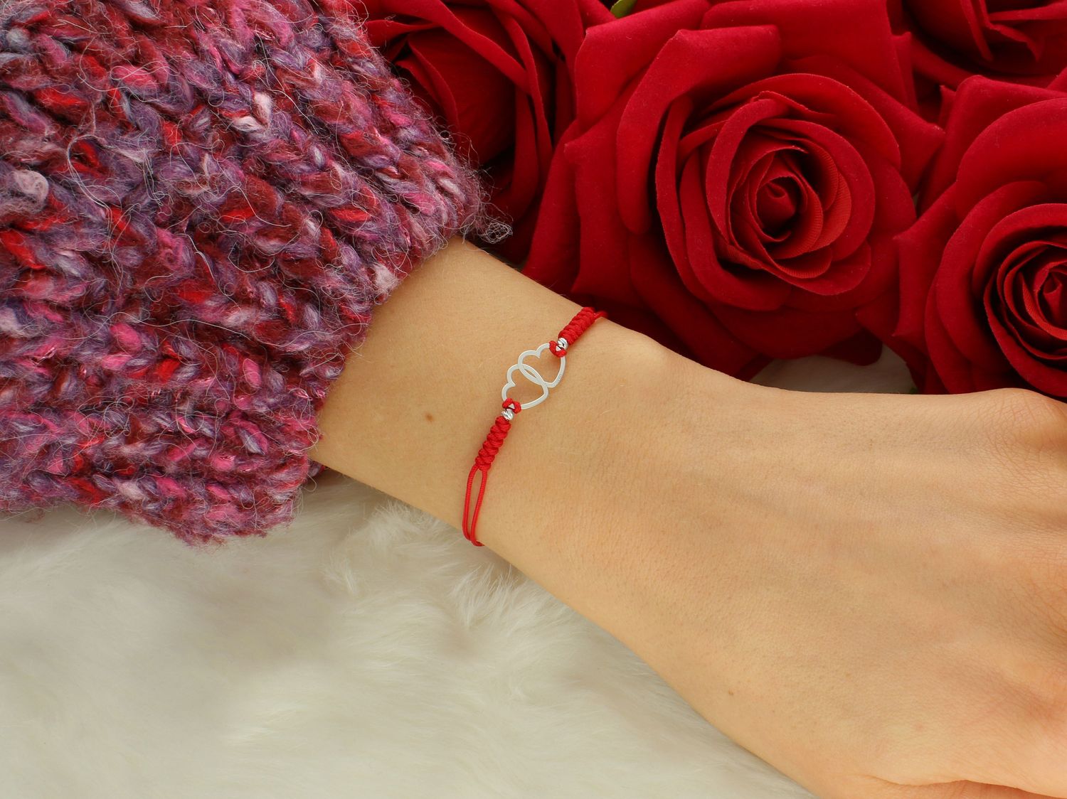 Bransoletka damska na sznureczku dwa serduszka pr 925, BS3245v2 Bransoletka serce z kuleczkami grawerowanymi pozłacana. Bransoletka wykonana ze sznureczka w czerwonym kolorze i kuleczkami wykonanymi ze srebra1.jpg