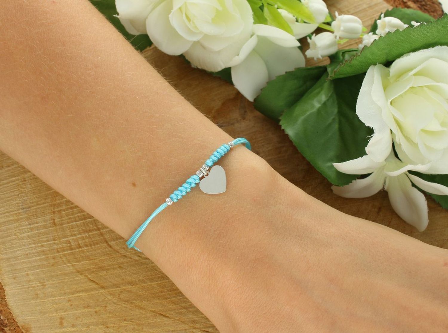 Bransoletka srebrna 925 BS3245v54 na niebieskim sznureczku, z wiszącą zawieszką serduszkiem 1,0 cm x 9 mm. Regulowane zapięcie. Delikatna, romantyczna biżuteria na co dzień lub na prezent.1.jpg