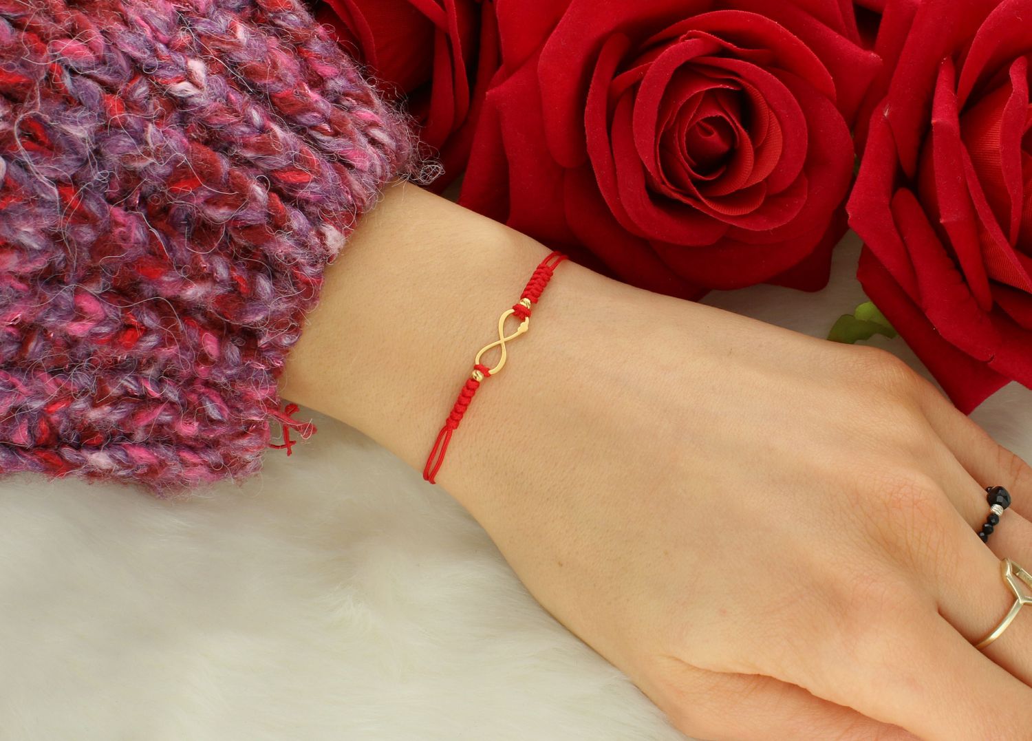 Bransoletka damska nieskończoność sznureczek pr 925, BS3245v6 Bransoletka nieskończoność z kuleczkami grawerowanymi. Bransoletka wykonana ze sznureczka w czerwonym kolorze wykonana ze srebra próby 925.1.jpg