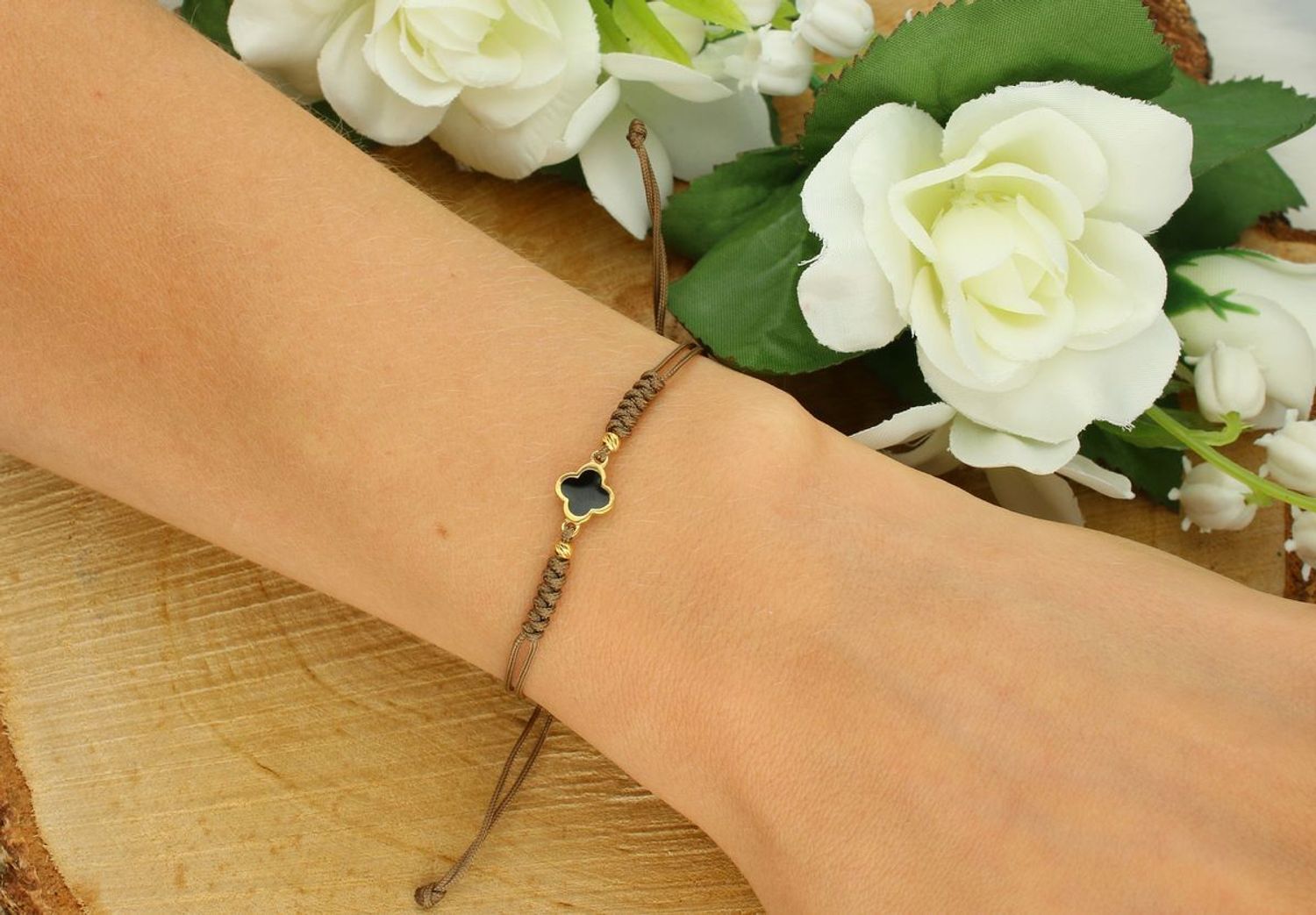 Bransoletka srebrna pozłacana 925 BS3245v69 na brązowym sznureczku, zdobiona koniczynką z czarną emalią. Regulowane zapięcie, lekka – 0,85 g. Stylowa i symboliczna.1.jpg