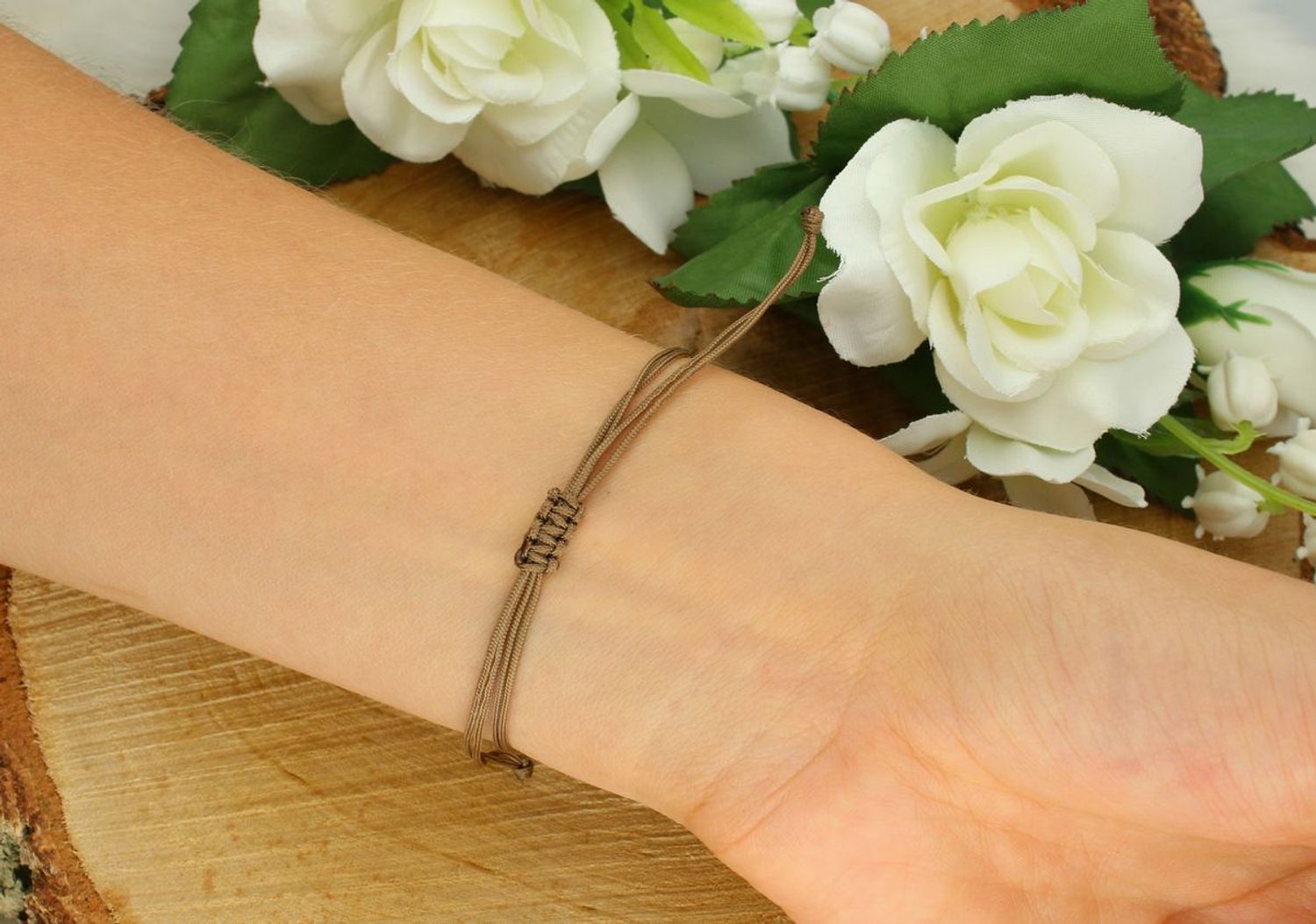 Bransoletka srebrna pozłacana 925 BS3245v69 na brązowym sznureczku, zdobiona koniczynką z czarną emalią. Regulowane zapięcie, lekka – 0,85 g. Stylowa i symboliczna.1.jpg