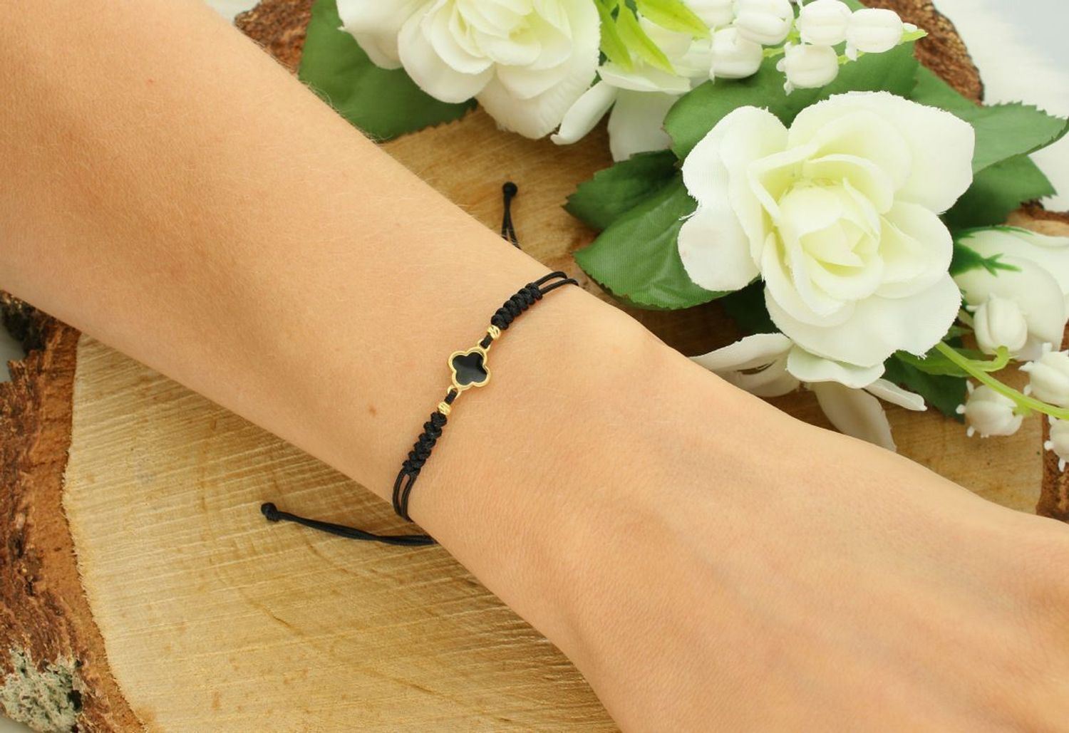 Bransoletka damska srebrna pozłacana 925 BS3245v70, czarny sznureczek z koniczynką pokrytą czarną emalią. Regulowane zapięcie, waga 0,85 g, element 7 mm. Subtelna i stylowa.1.jpg