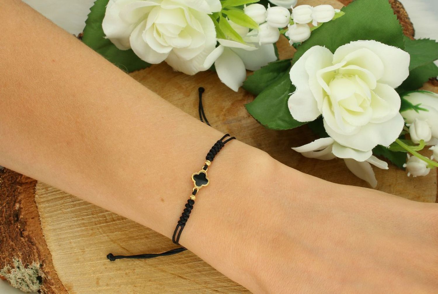 Bransoletka damska srebrna pozłacana 925 BS3245v70, czarny sznureczek z koniczynką pokrytą czarną emalią. Regulowane zapięcie, waga 0,85 g, element 7 mm. Subtelna i stylowa.1.jpg