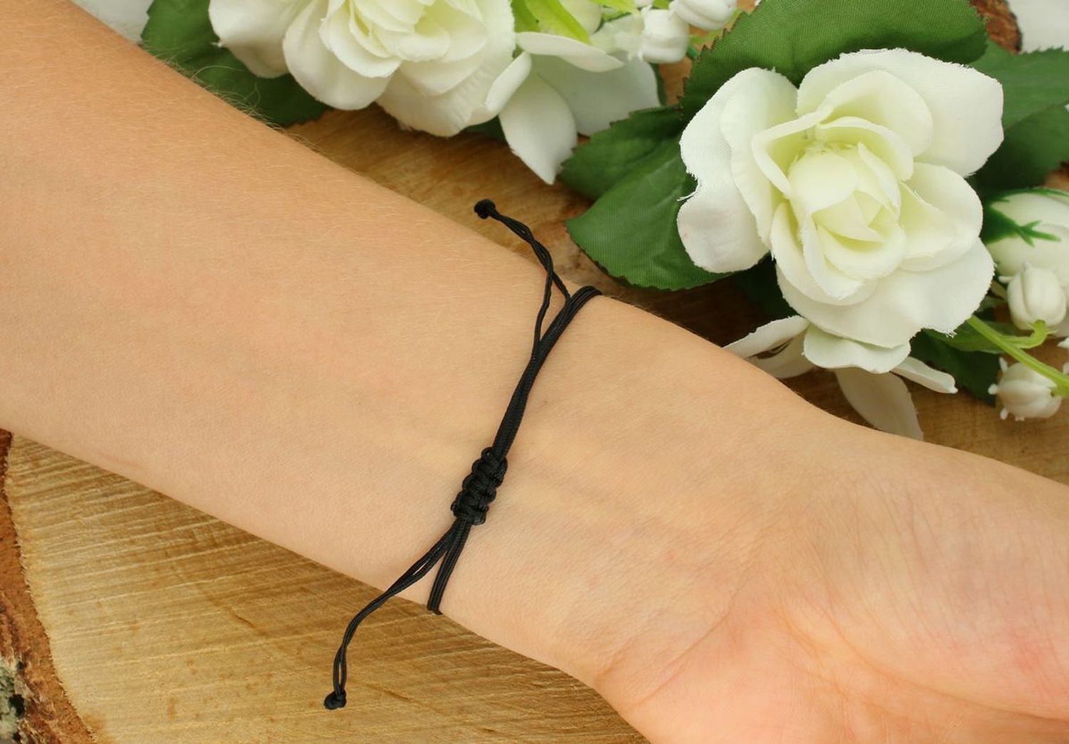 Bransoletka damska srebrna pozłacana 925 BS3245v70, czarny sznureczek z koniczynką pokrytą czarną emalią. Regulowane zapięcie, waga 0,85 g, element 7 mm. Subtelna i stylowa.1.jpg