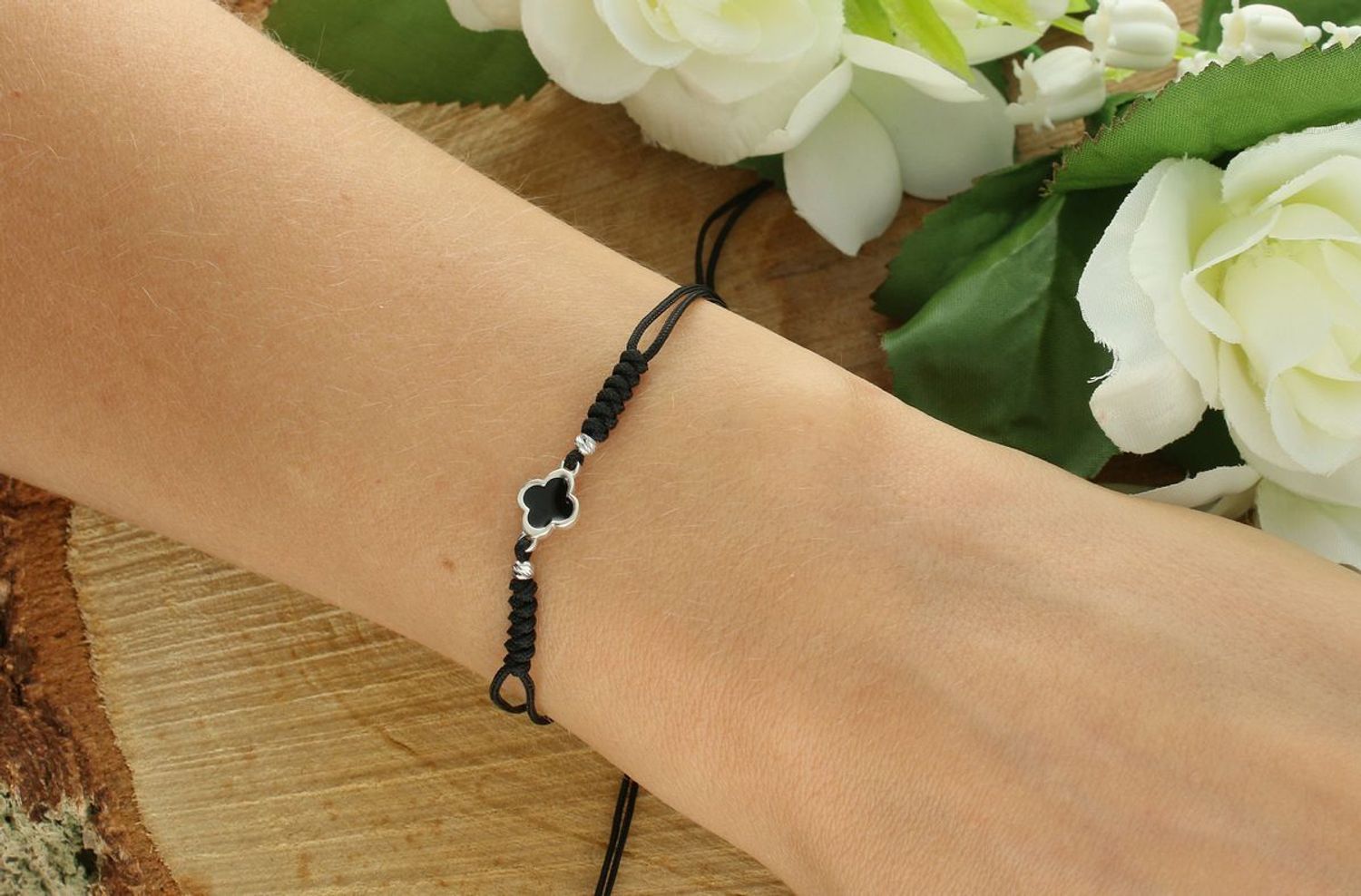 Bransoletka srebrna 925 BS3245v71, czarny sznurek z zawieszką w kształcie koniczynki pokrytą czarną emalią. Zapięcie regulowane, wielkość zawieszki 7 mm. Delikatna i stylowa.1.jpg