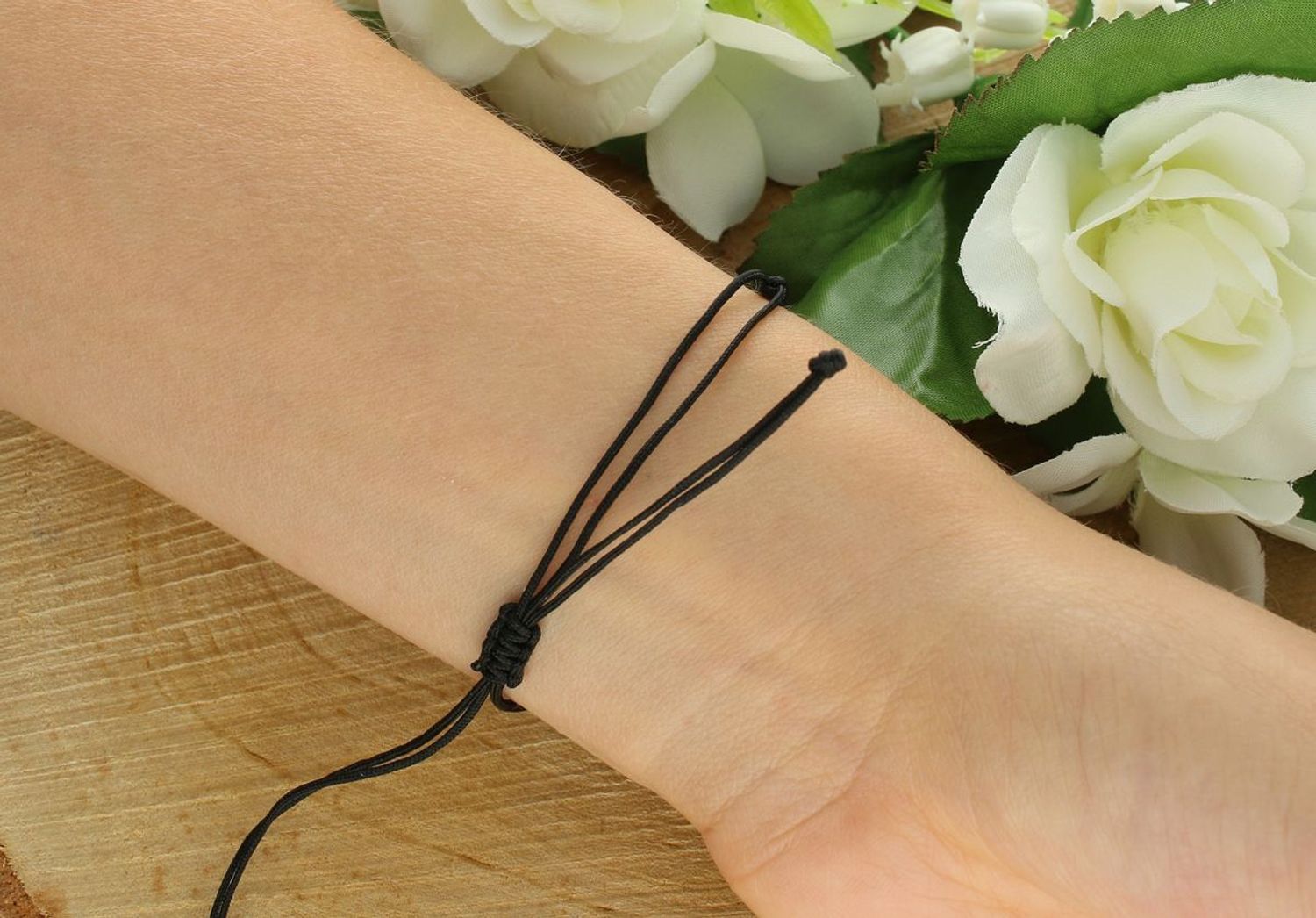 Bransoletka srebrna 925 BS3245v71, czarny sznurek z zawieszką w kształcie koniczynki pokrytą czarną emalią. Zapięcie regulowane, wielkość zawieszki 7 mm. Delikatna i stylowa.1.jpg