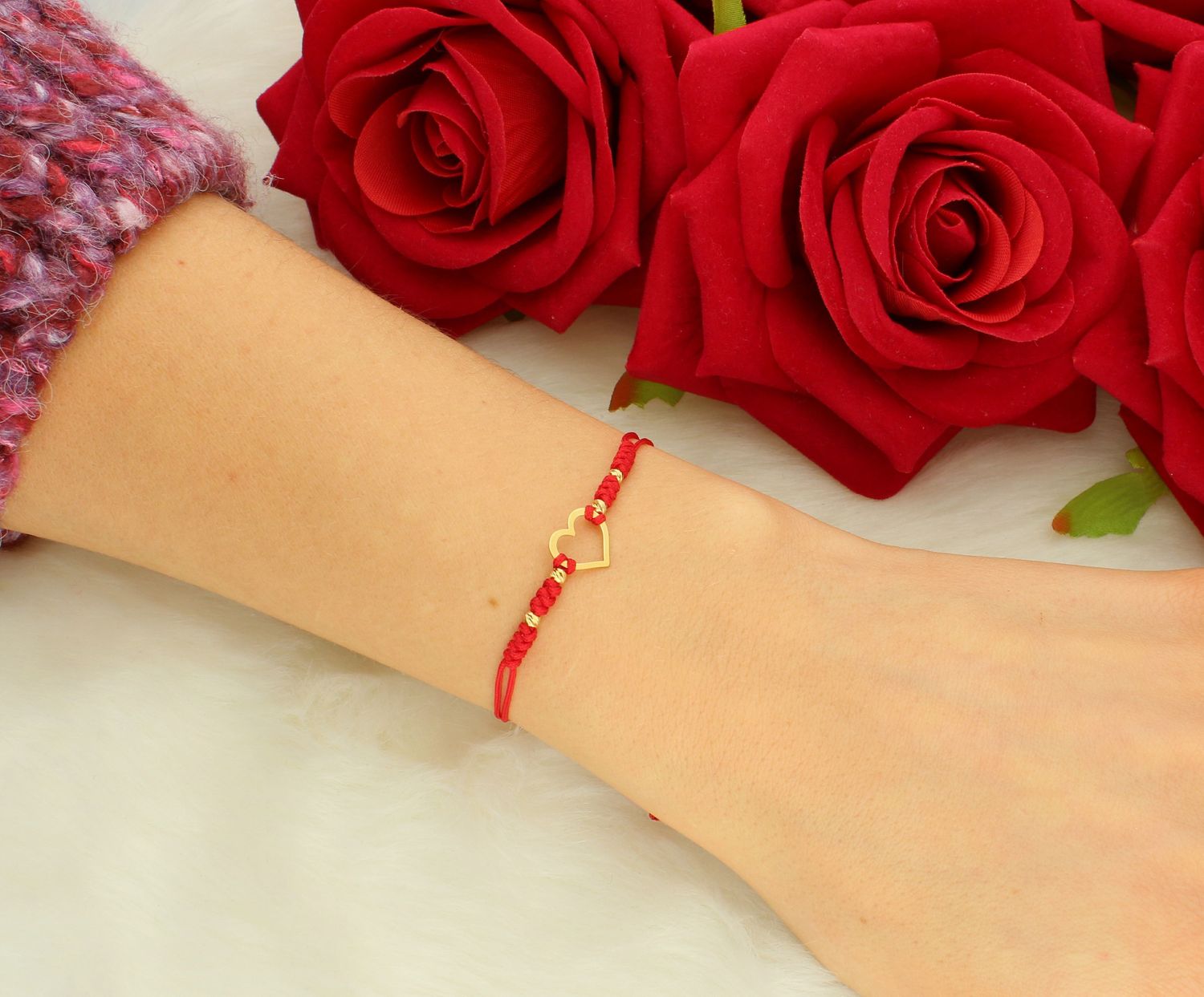 Bransoletka damska sznureczek serduszko z kuleczkami pr 925, BS3245v9 Bransoletka serce z kuleczkami grawerowanymi pozłacana. Bransoletka wykonana ze sznureczka w czerwonym kolorze i kuleczkami wykonanymi ze srebra1.jpg