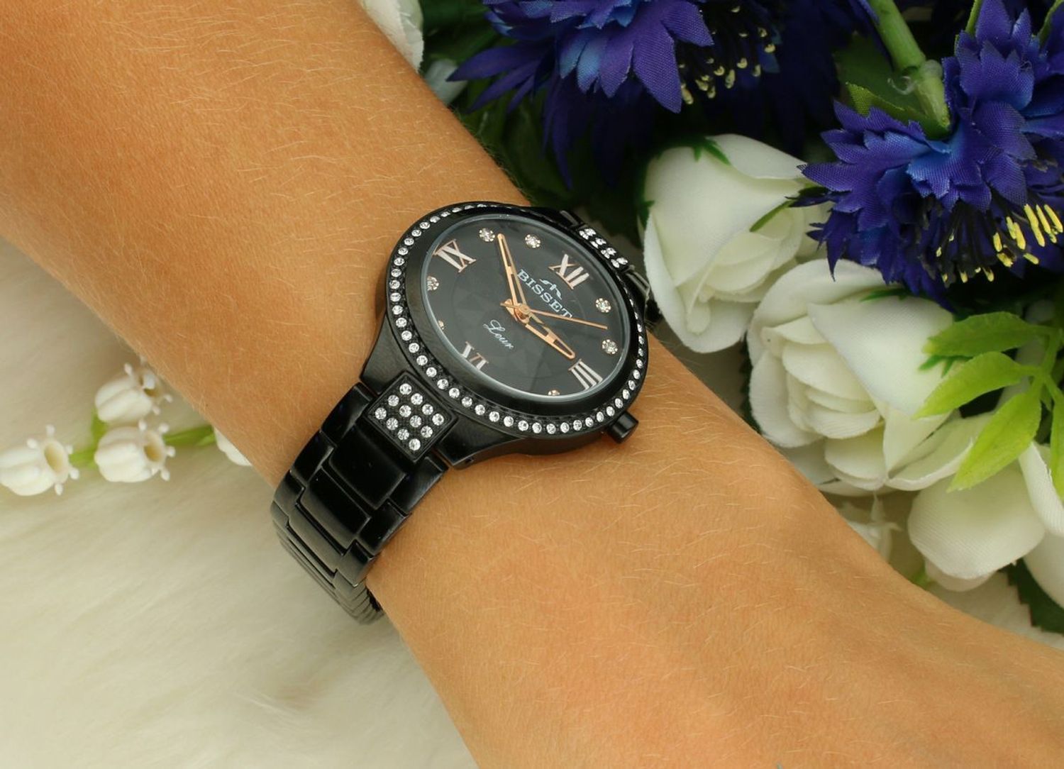 Poznaj zegarek damski Bisset Maudith BSBE06BWBZ03BX – elegancki model z czarnej stali szlachetnej, zdobiony cyrkoniami. W zestawie oryginalne pudełko, instrukcja i 2-letnia gwarancja. Idealny na 1.jpg