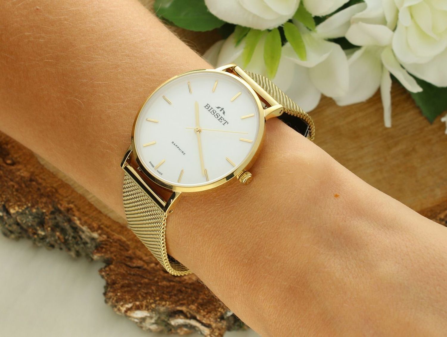 Bisset Brienz BSBF33GISX03B1 – elegancki damski zegarek klasyczny z białą tarczą, złotą kopertą i bransoletką mesh ze stali nierdzewnej. Szkło szafirowe i wodoszczelność 3 ATM.1.jpg