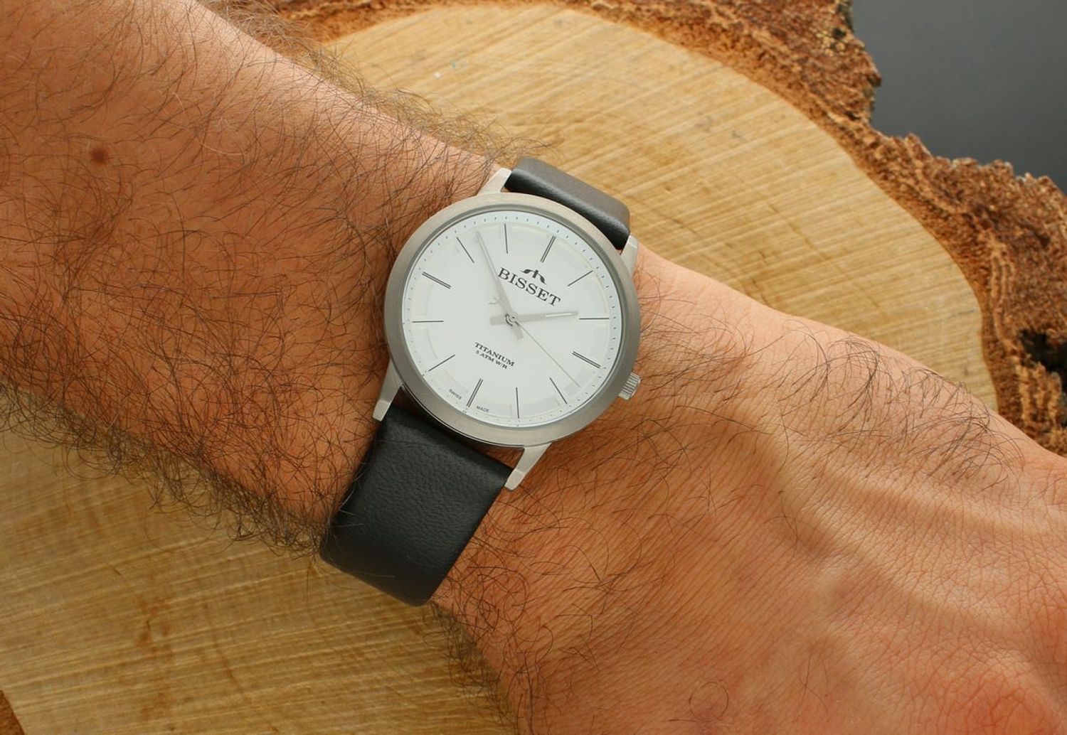 Zegarek męski Bisset BSCE43DISX05BX – klasyczny model z tytanową kopertą, białą tarczą i czarnym paskiem ze skóry. Szwajcarski mechanizm kwarcowy, mineralne szkiełko, 2 lata gwarancji.1.jpg