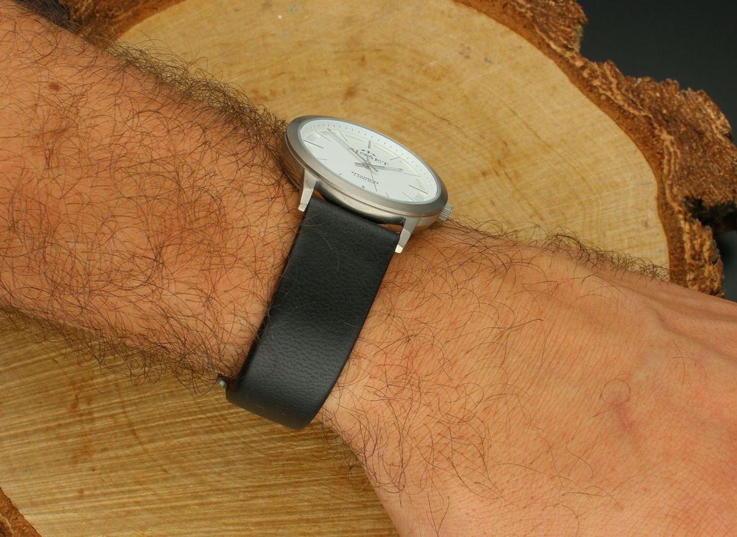 Zegarek męski Bisset BSCE43DISX05BX – klasyczny model z tytanową kopertą, białą tarczą i czarnym paskiem ze skóry. Szwajcarski mechanizm kwarcowy, mineralne szkiełko, 2 lata gwarancji.1.jpg