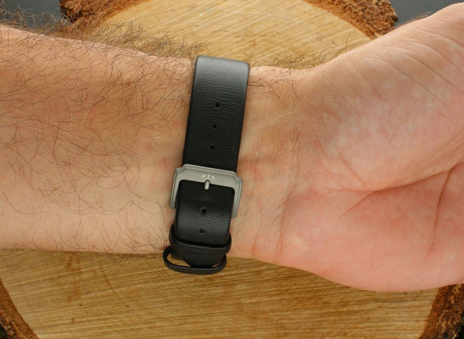 Zegarek męski Bisset BSCE43DISX05BX – klasyczny model z tytanową kopertą, białą tarczą i czarnym paskiem ze skóry. Szwajcarski mechanizm kwarcowy, mineralne szkiełko, 2 lata gwarancji.1.jpg