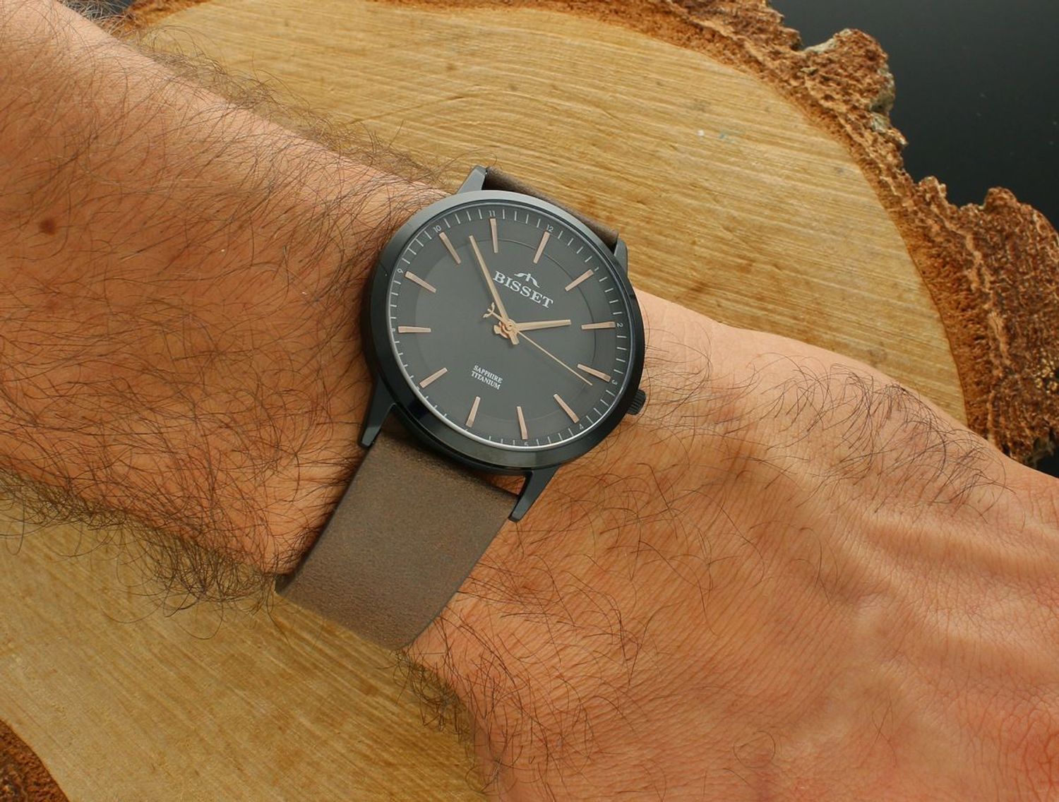 Męski zegarek Bisset BSCF25BIVX03BX z tytanową kopertą, skórzanym paskiem i szafirowym szkłem. Swiss Made, mechanizm kwarcowy, wodoszczelność 30M – idealny dla alergików i miłośników klasyki.1.jpg