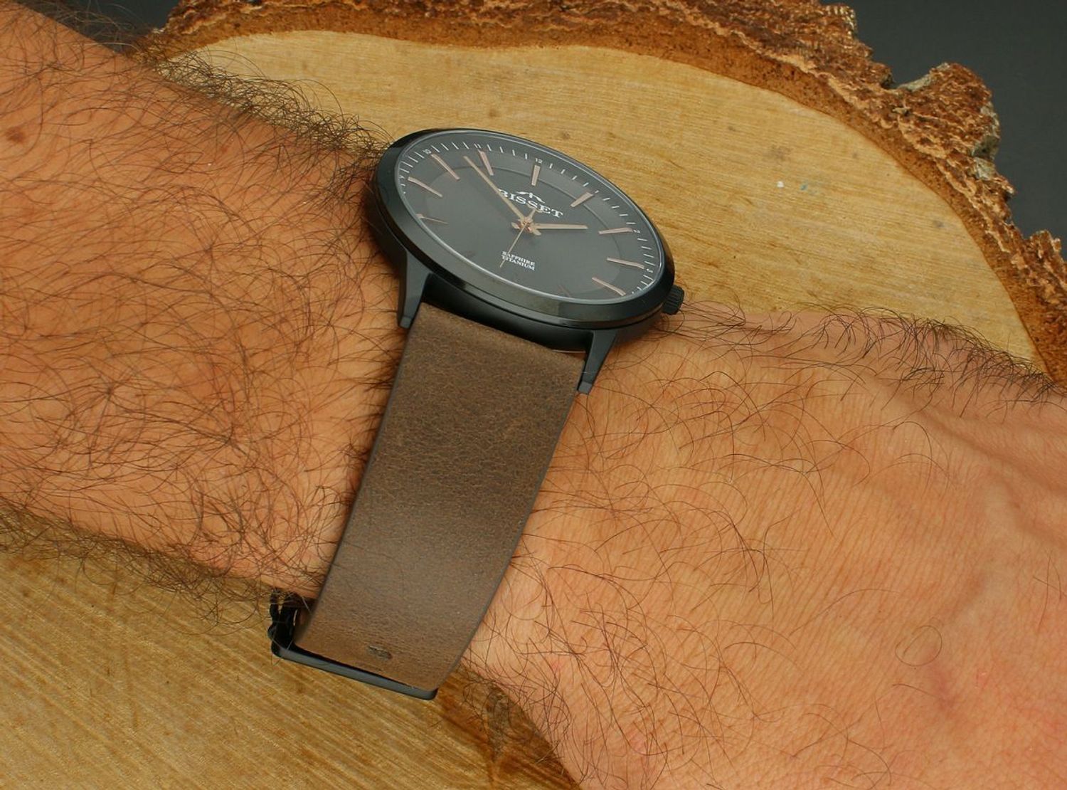 Męski zegarek Bisset BSCF25BIVX03BX z tytanową kopertą, skórzanym paskiem i szafirowym szkłem. Swiss Made, mechanizm kwarcowy, wodoszczelność 30M – idealny dla alergików i miłośników klasyki.1.jpg