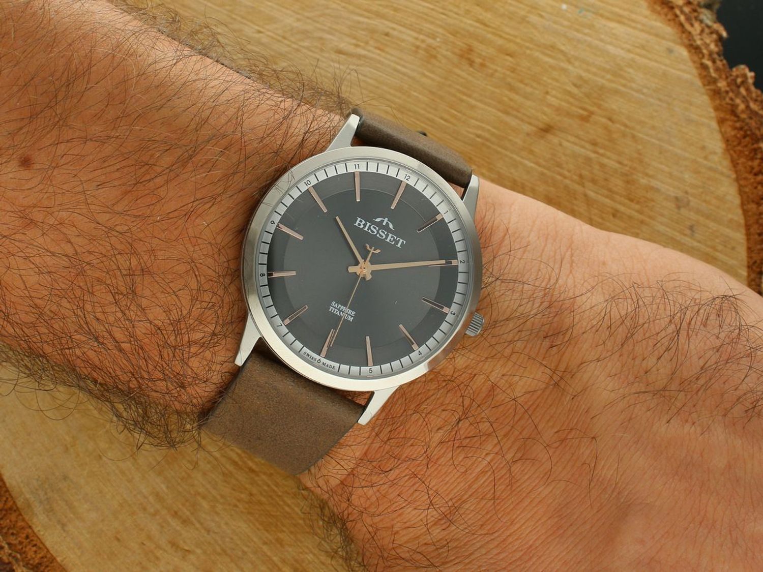 Męski zegarek Bisset Antorn z tytanową kopertą, skórzanym paskiem i mechanizmem RONDA SWISS EOL. Szafirowe szkło, wodoszczelność 30M, ponadczasowa elegancja i lekkość.1.jpg
