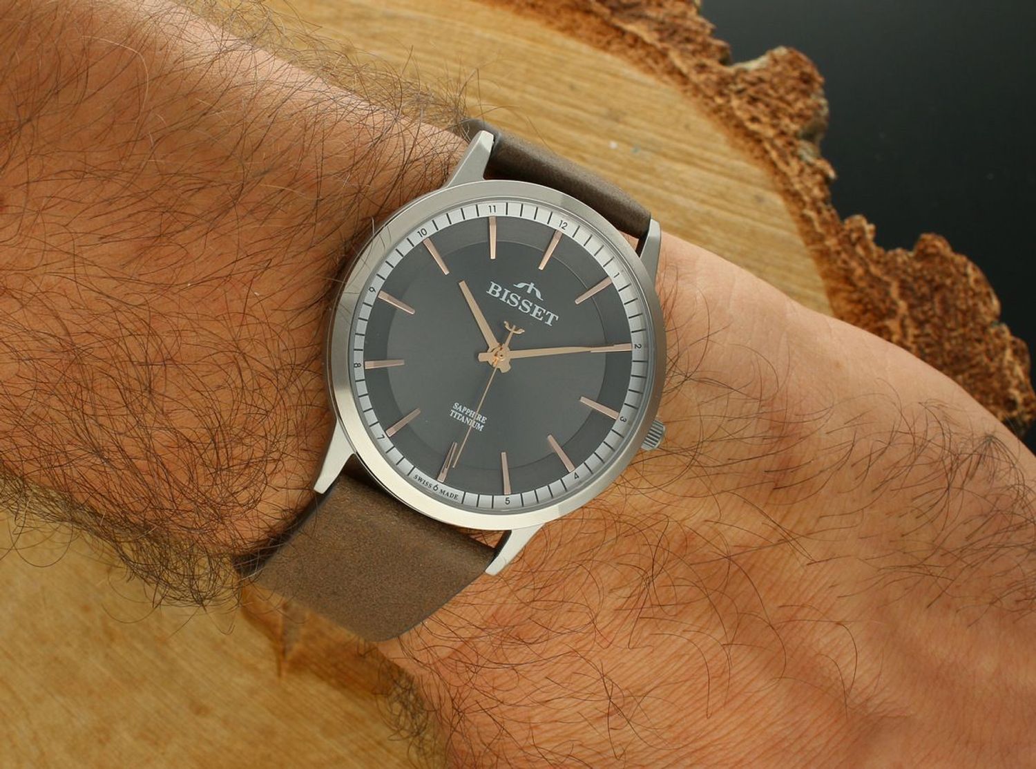 Męski zegarek Bisset Antorn z tytanową kopertą, skórzanym paskiem i mechanizmem RONDA SWISS EOL. Szafirowe szkło, wodoszczelność 30M, ponadczasowa elegancja i lekkość.1.jpg