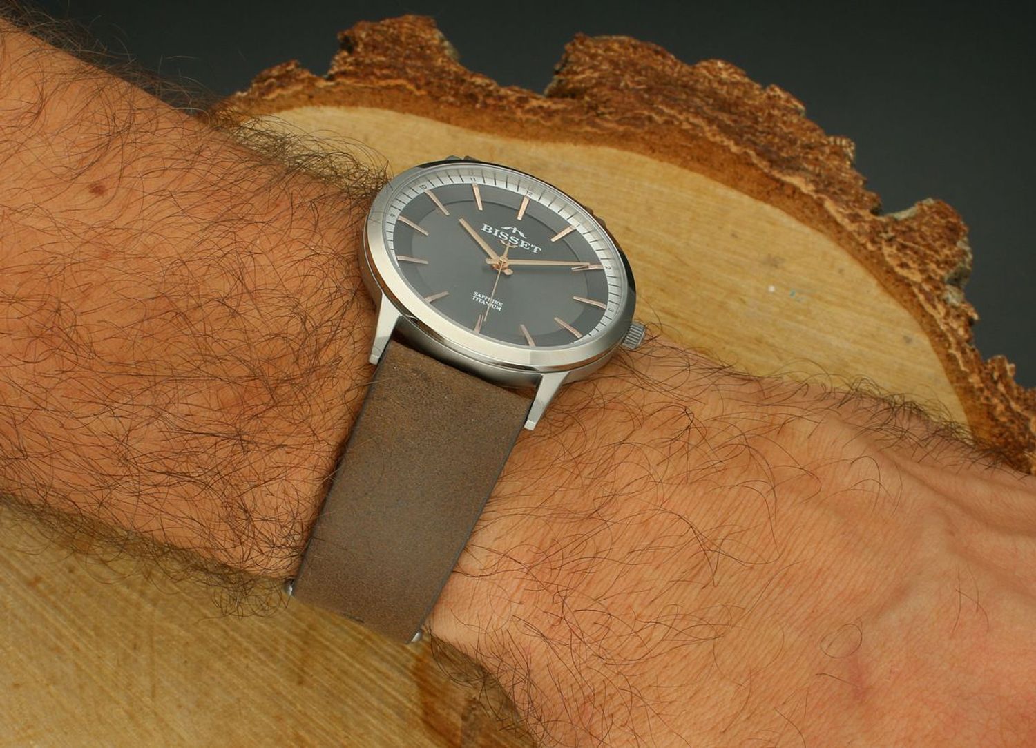 Męski zegarek Bisset Antorn z tytanową kopertą, skórzanym paskiem i mechanizmem RONDA SWISS EOL. Szafirowe szkło, wodoszczelność 30M, ponadczasowa elegancja i lekkość.1.jpg