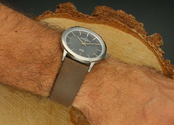 Męski zegarek Bisset Antorn z tytanową kopertą, skórzanym paskiem i mechanizmem RONDA SWISS EOL. Szafirowe szkło, wodoszczelność 30M, ponadczasowa elegancja i lekkość.5.jpg
