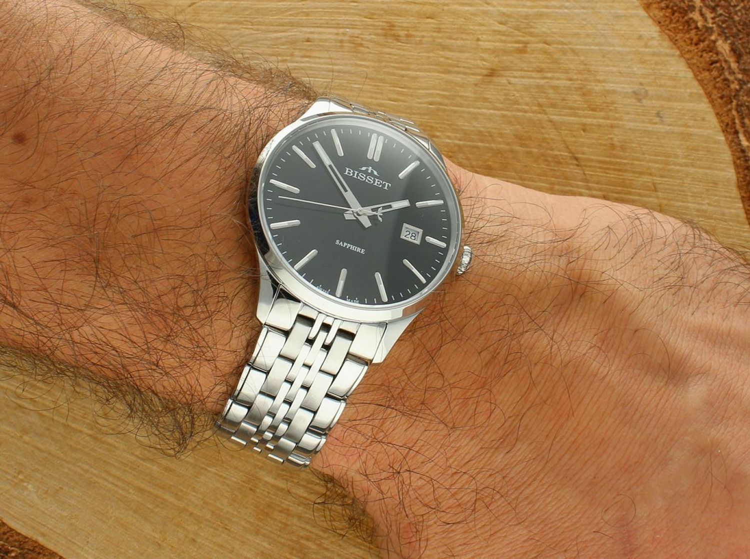 Męski zegarek Bisset BSDF38SIBX03BX z mechanizmem kwarcowym, szafirowym szkłem i stalową bransoletą. Swiss Made, czarna tarcza, datownik – klasyka i funkcjonalność w jednym.1.webp