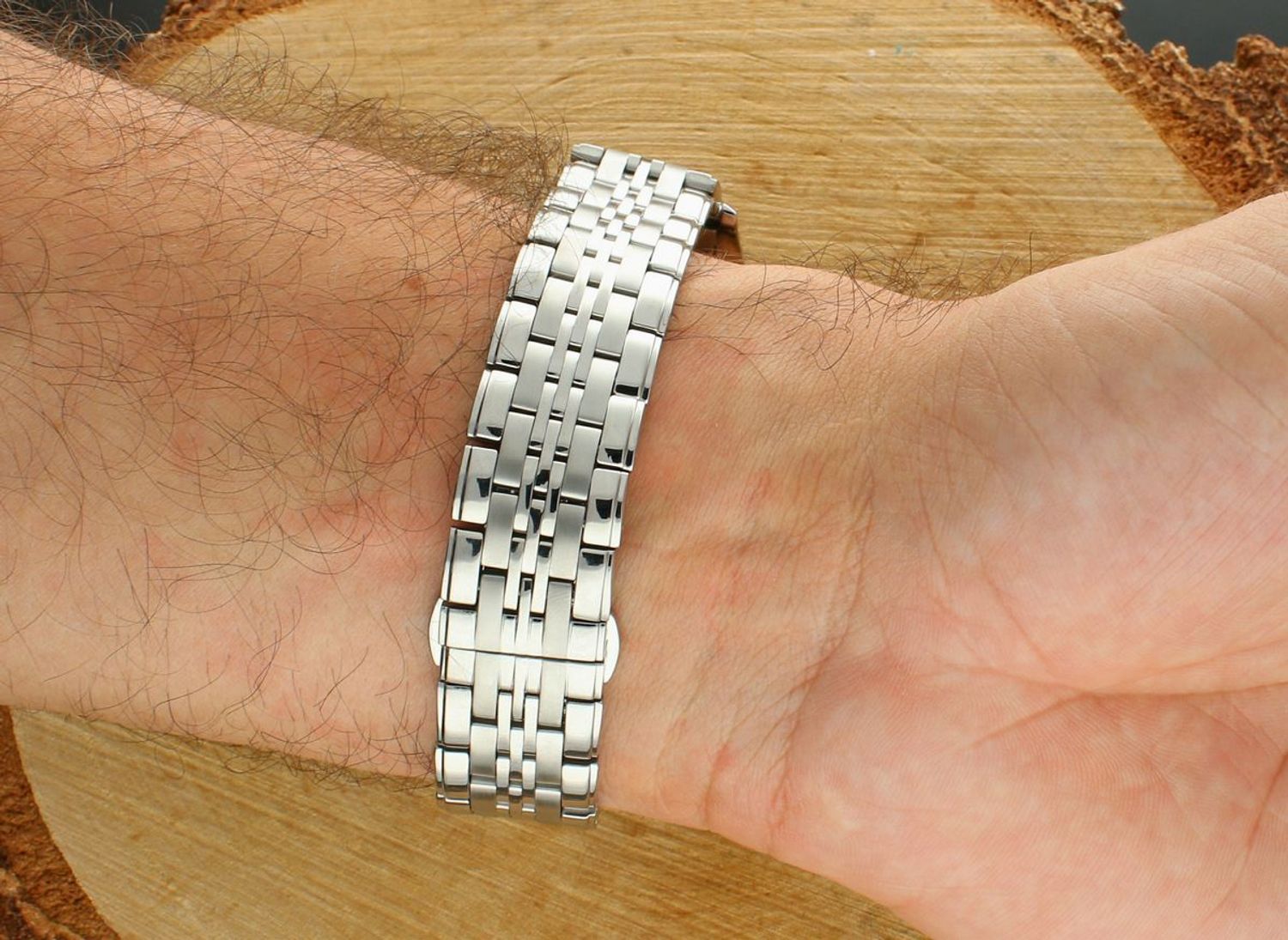 Męski zegarek Bisset BSDF38SIBX03BX z mechanizmem kwarcowym, szafirowym szkłem i stalową bransoletą. Swiss Made, czarna tarcza, datownik – klasyka i funkcjonalność w jednym.1.webp