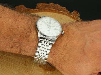 Elegancki męski zegarek Bisset BSDF38SISX03BX z mechanizmem kwarcowym, szafirowym szkłem i stalową bransoletą. Swiss Made, datownik, odporność na zachlapania – klasyka i wygoda.4.jpg