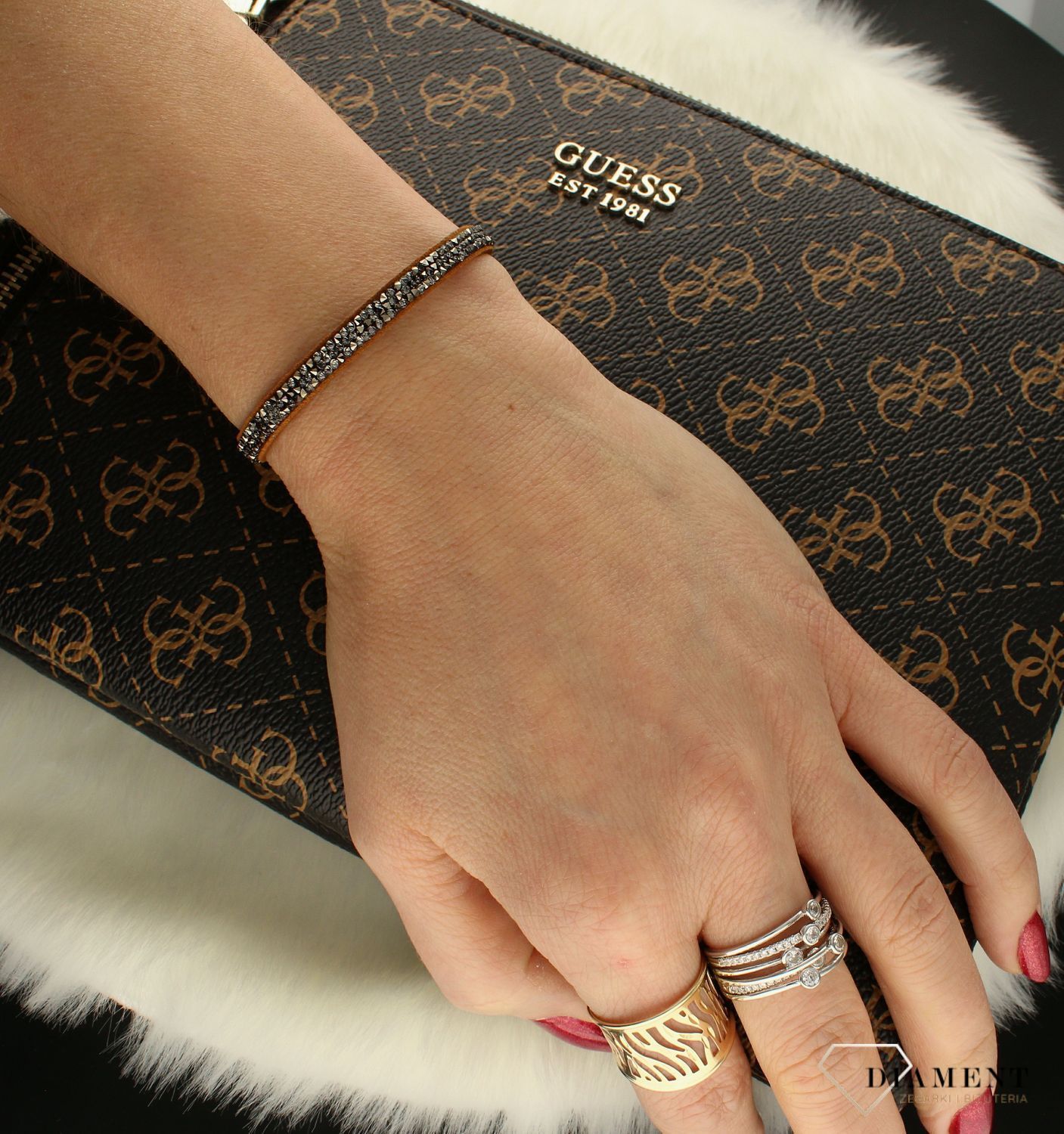 Bransoletka damska skórzana z kryształkami Swarovskiego BSLRK1BRMG.  Bransoletka wykonana z brązowej Alcantary®, srebra próby 925 oraz ekskluzywnych kryształów Swarovski® crystals w kolorze Metallic Light Gold . Bransoletka Spark idealna na p.jpg