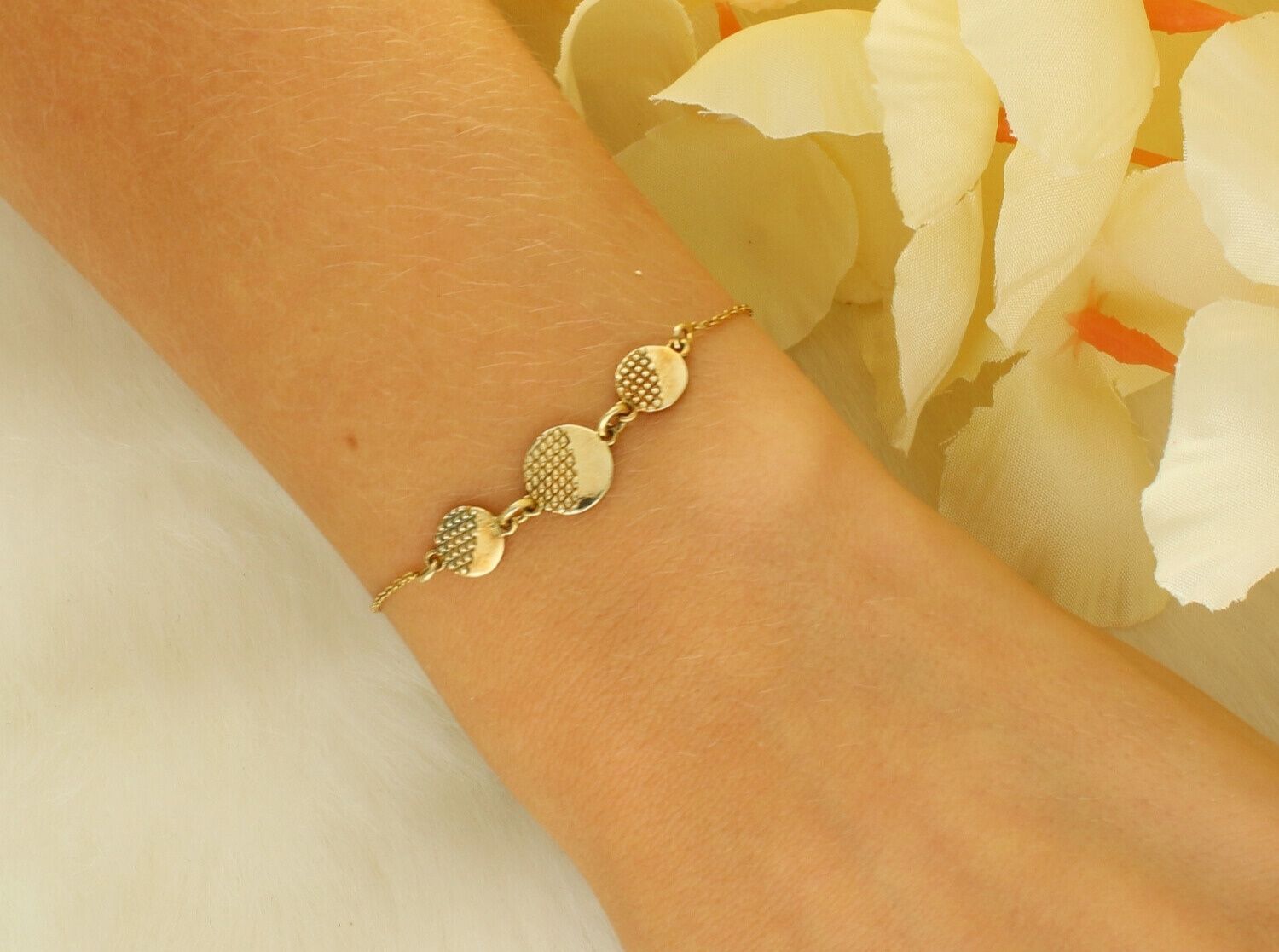 Damska bransoletka srebrna pozłacana 925 BTBK006416, zdobiona okrągłymi blaszkami z dekoracyjnym wzorem. Długość 16 cm + 3 cm regulacji, zapięcie na karabińczyk. Elegancka, stylowa i idealna na prezent.1.jpg