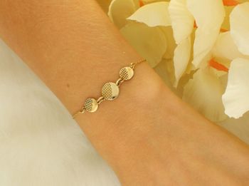 Damska bransoletka srebrna pozłacana 925 BTBK006416, zdobiona okrągłymi blaszkami z dekoracyjnym wzorem. Długość 16 cm + 3 cm regulacji, zapięcie na karabińczyk. Elegancka, stylowa i idealna na prezent.2.jpg