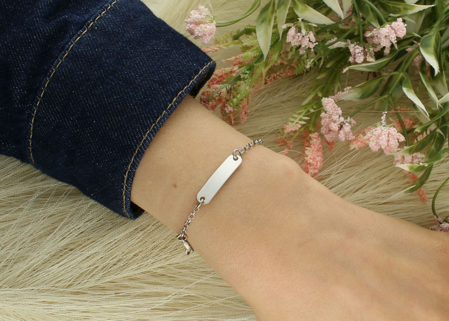 Srebrna bransoletka dziecięca 925 z blaszką do grawerowania i kolorową zawieszką balonikiem. Waga 2,49 g, długość 14-16 cm. Idealny prezent dla dziecka!1.jpg