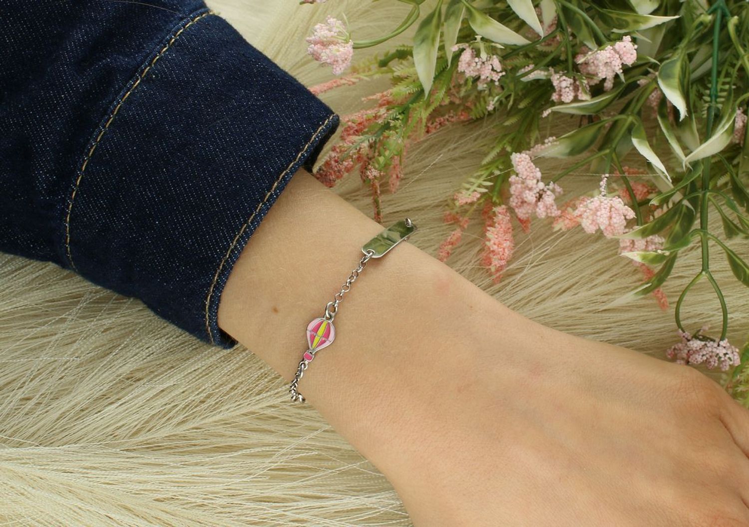 Srebrna bransoletka dziecięca 925 z blaszką do grawerowania i kolorową zawieszką balonikiem. Waga 2,49 g, długość 14-16 cm. Idealny prezent dla dziecka!1.jpg