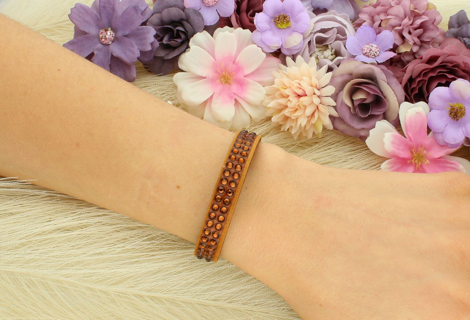 Bransoletka damska SPARK brązowa BTEX2BRST.  Must-have dla wielbicieli efektownego stylu. Bransoletka z miękkiej tkaniny Alcantara® w brązowym odcieniu mieniąca się błyszczącymi brązowymi 1.jpg