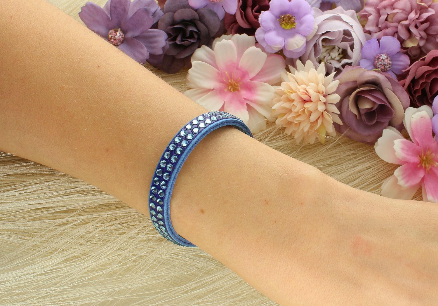 Bransoletka damska Spark niebieska BTEX2LBAQ Must-have dla wielbicieli efektownego stylu. Bransoletka z miękkiej tkaniny Alcantara® w niebieskim odcieniu mieniąca się błyszczącymi niebieskimi 1.jpg