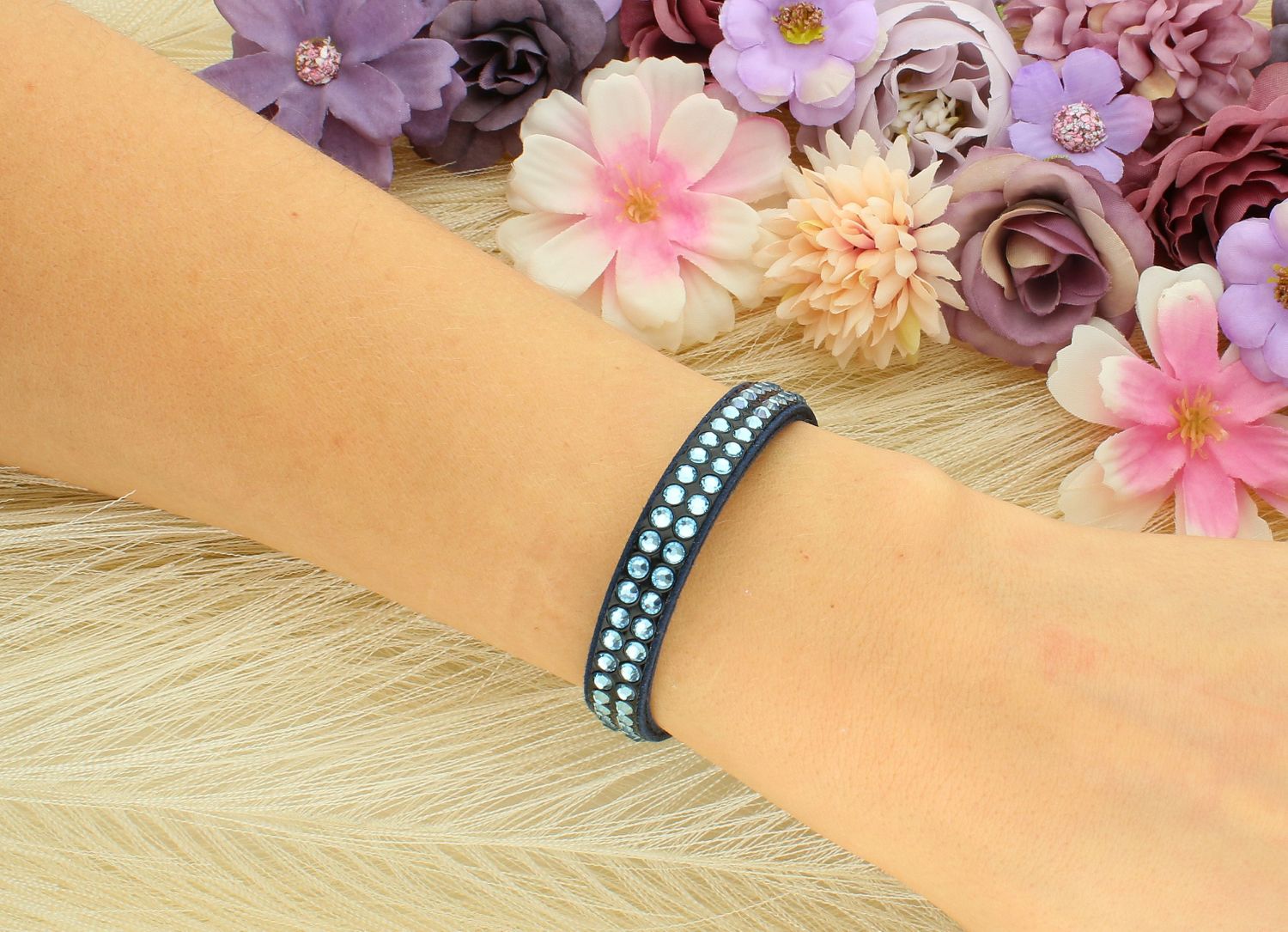 Bransoletka damska SPARK granatowa BTEX2NAQ Must-have dla wielbicieli efektownego stylu. Bransoletka z miękkiej tkaniny Alcantara® w granatowym odcieniu mieniąca się błyszczącymi niebieskimi 1.jpg