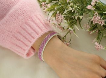 Delikatna bransoletka Swarovski BTEXC5WR z białej Alcantary® ozdobiona różowymi kryształami Swarovski® Rose. Subtelny kobiecy blask i wyjątkowa jakość.2.jpg