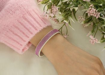 Delikatna bransoletka Swarovski BTEXC5WR z białej Alcantary® ozdobiona różowymi kryształami Swarovski® Rose. Subtelny kobiecy blask i wyjątkowa jakość.3.jpg