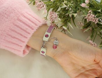 Delikatna bransoletka Swarovski BTEXC5WR z białej Alcantary® ozdobiona różowymi kryształami Swarovski® Rose. Subtelny kobiecy blask i wyjątkowa jakość.4.jpg