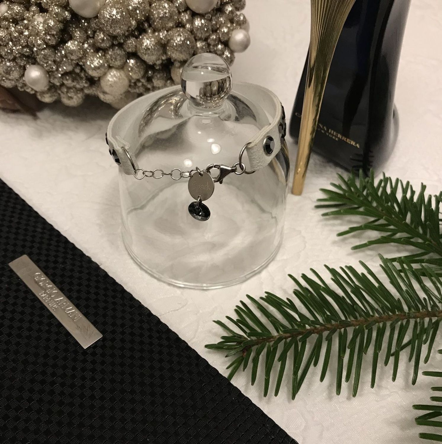 Bransoletka Swarovski szara z grafitowymi kwadracikami Bransoletki Swarovski w sklepie z oryginalną biżuterią Swarovski wyprodukowaną w Polsce.5.jpg