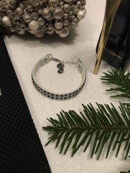 Bransoleta Swarovski szara z grafitowymi kwadracikami Bransoletki Swarovski w sklepie z oryginalną biżuterią Swarovski wyprodukowaną w Polsce.  (2).jpg