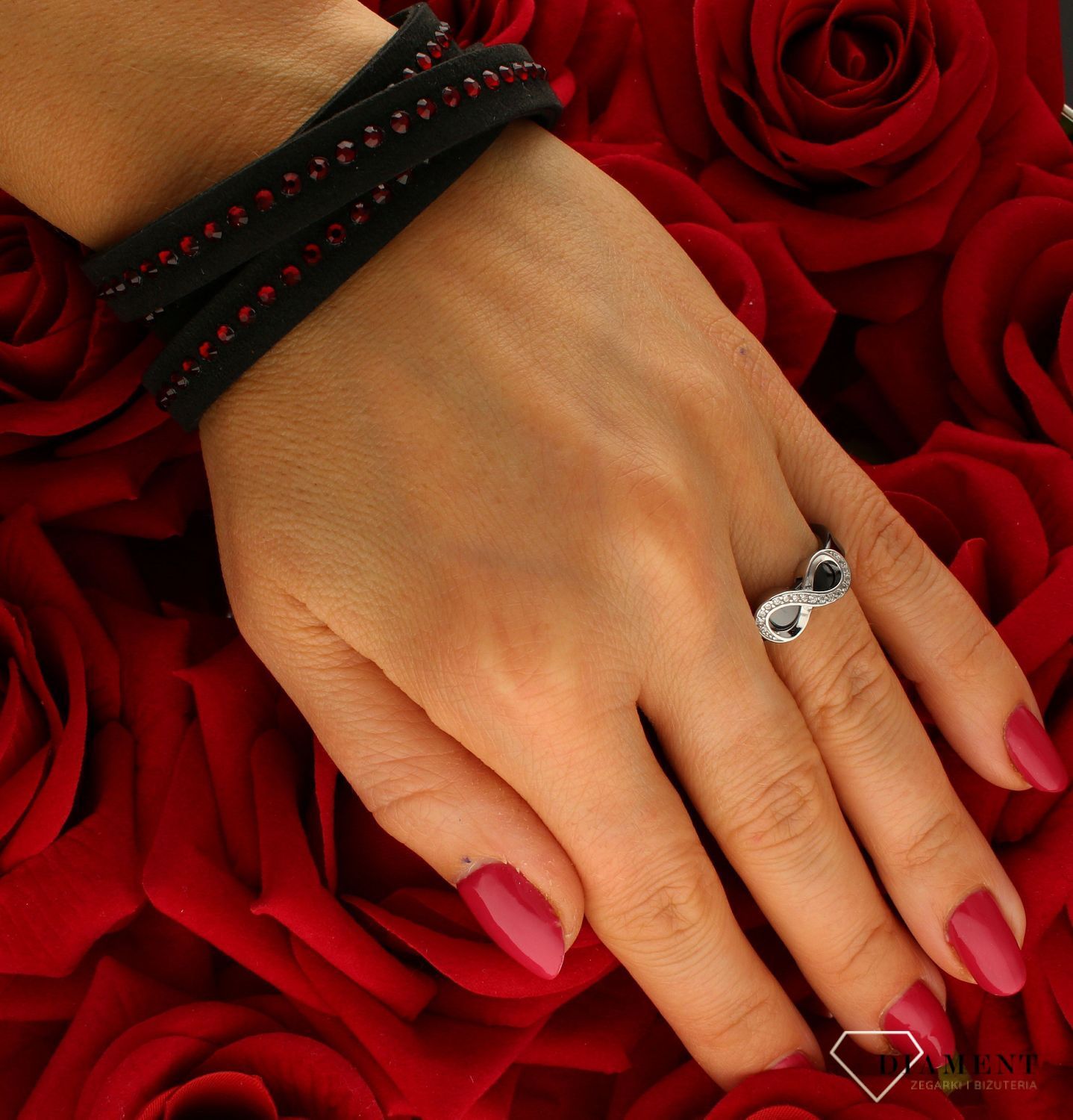 Bransoletka Swarovski BTR1CZSI z czarnej Alcantary® i czerwonymi kryształami Swarovski® Siam – elegancka biżuteria damska idealna na prezent.1.jpg